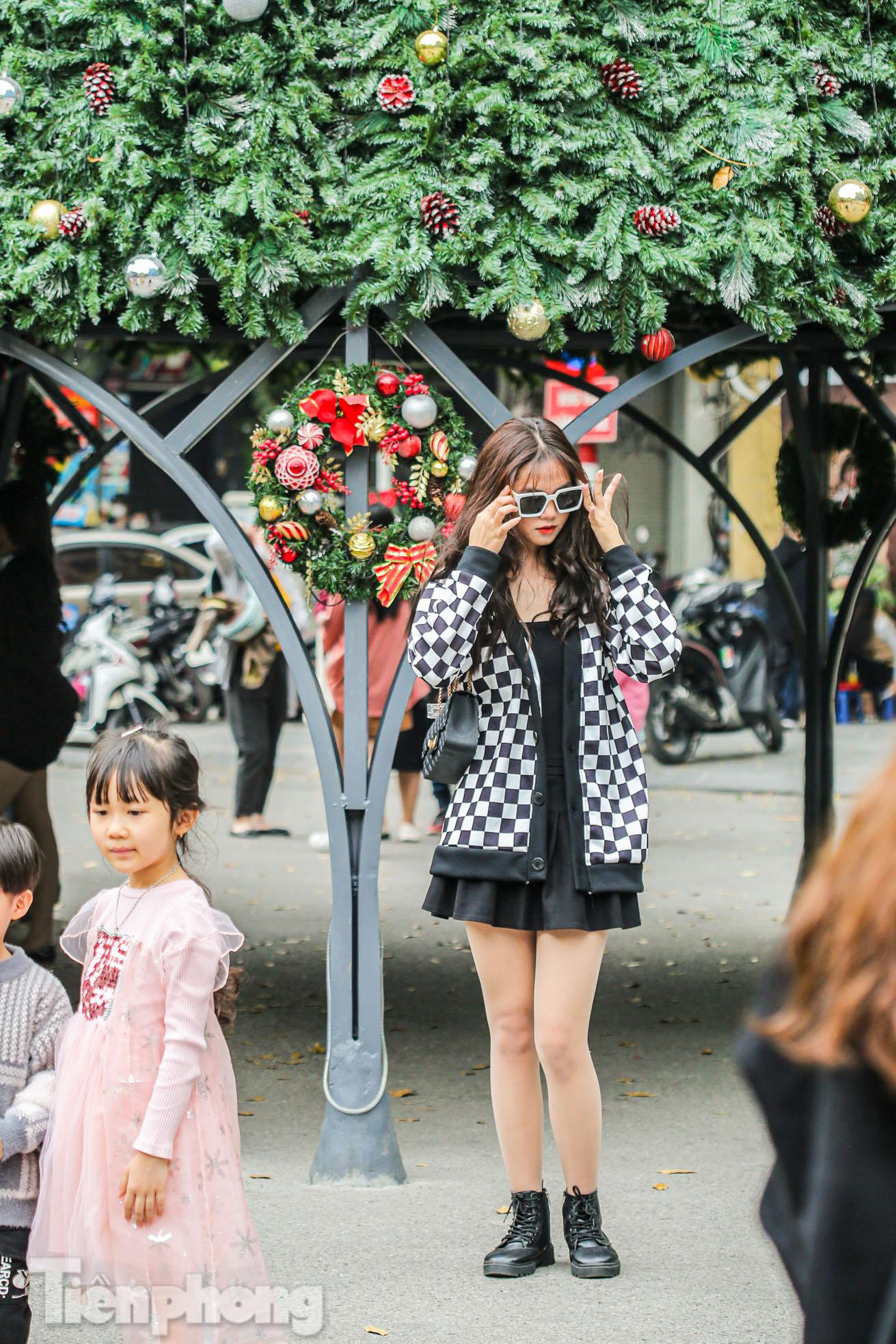 Trong những ngày gần đây, khu vực cây thông tại Nhà thờ Lớn lúc nào cũng đông đúc người đứng chụp ảnh, tham quan.