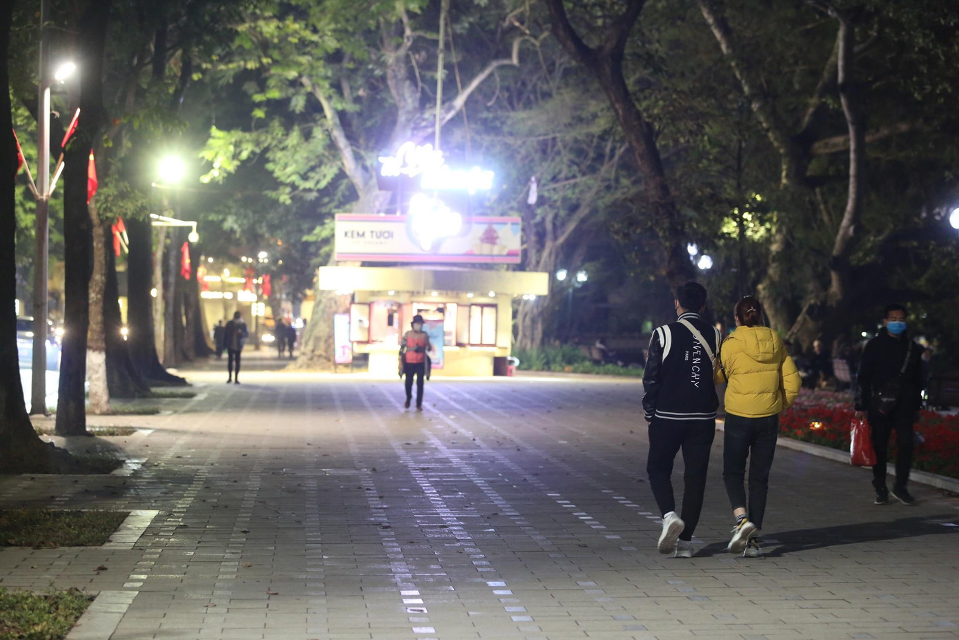 Khu vực Hồ Gươm vắng vẻ.