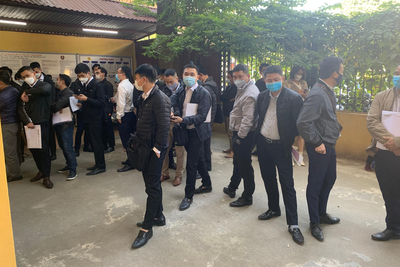 Phòng trả kết quả chật kín người xếp hàng chờ lấy biển.