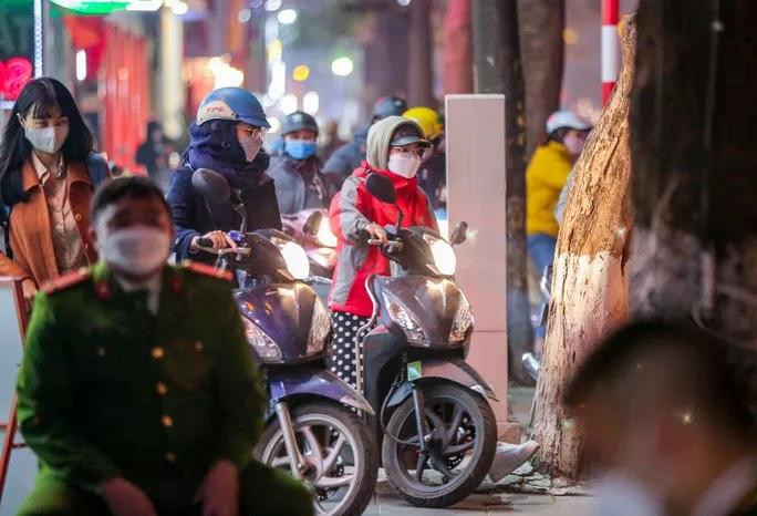 Lực lượng chức năng đứng chặn hai đầu đi chuyển qua 194 Trần Duy Hưng