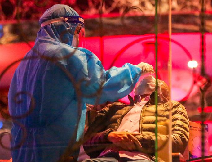 Nhân viên y tế lấy mẫu xét nghiệm Covid-19 cho người liên quan đến 4 ca dương tính SARS-CoV-2