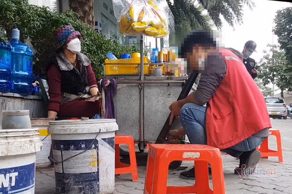 Hoàn toàn không có hình thức vệ sinh, khử khuẩn nào được thực hiện sau mỗi người hút