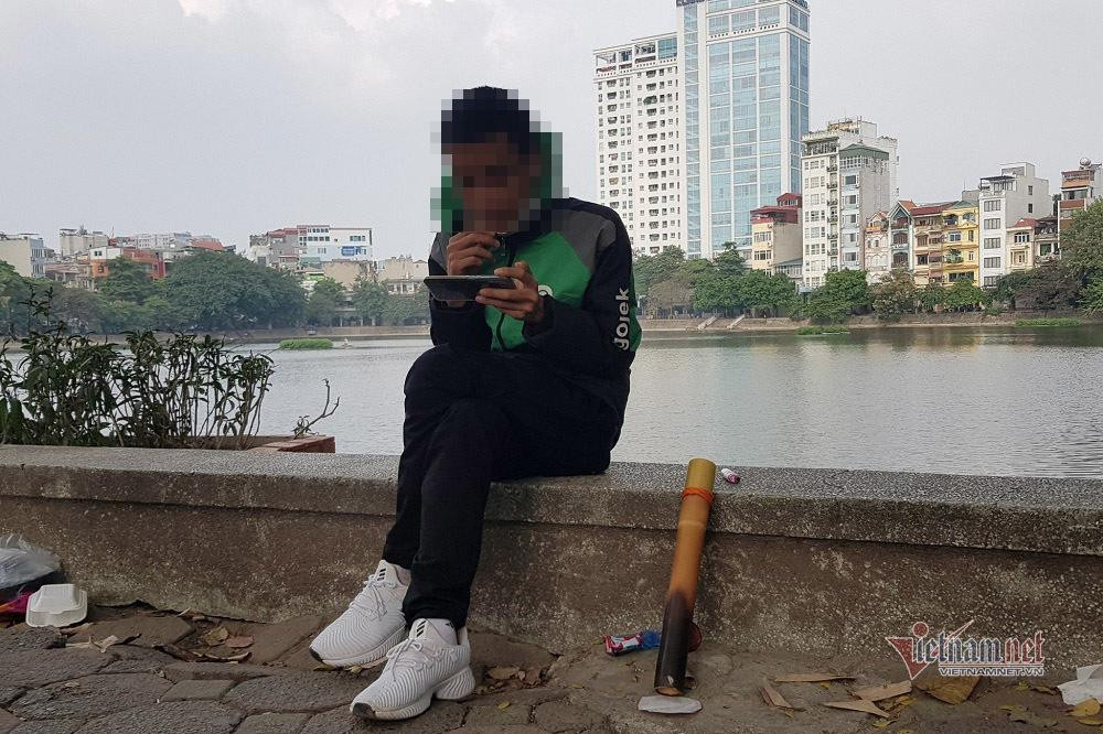 Mặc dù anh H.V. đã chuẩn bị riêng cho mình một chiếc điếu cày nhưng vẫn cho đồng nghiệp hút chung Mặc dù anh H.V. đã chuẩn bị riêng cho mình một chiếc điếu cày nhưng vẫn cho đồng nghiệp hút chung