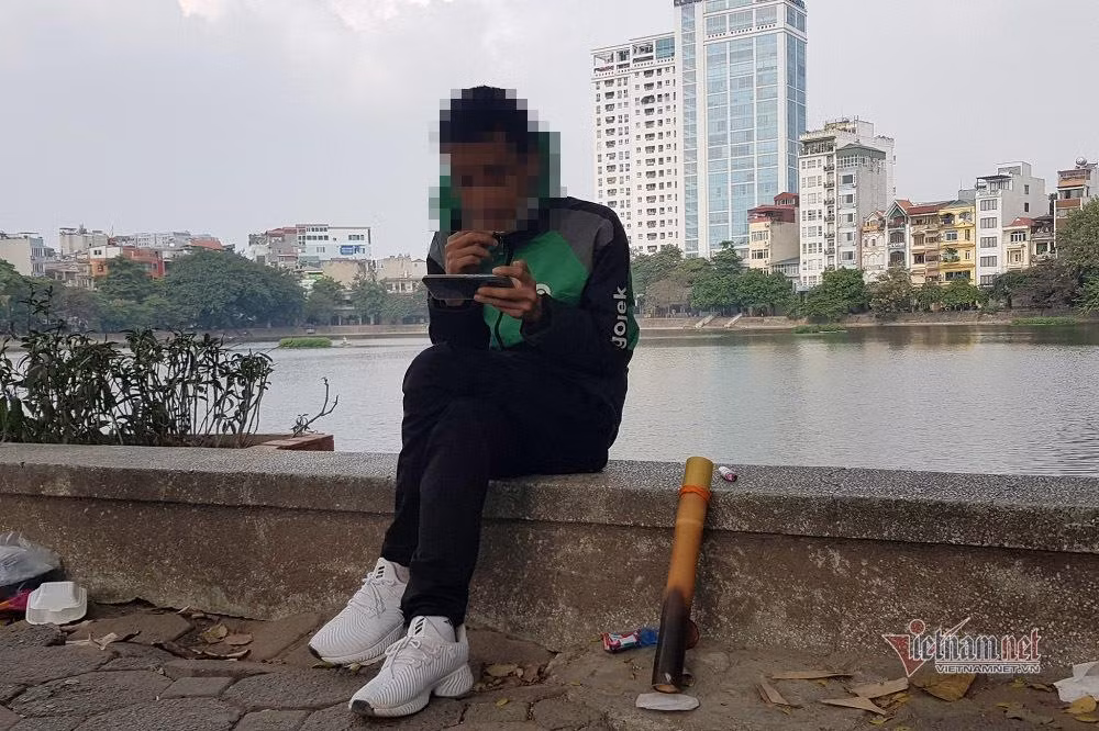 Mặc dù anh H.V. đã chuẩn bị riêng cho mình một chiếc điếu cày nhưng vẫn cho đồng nghiệp hút chung
