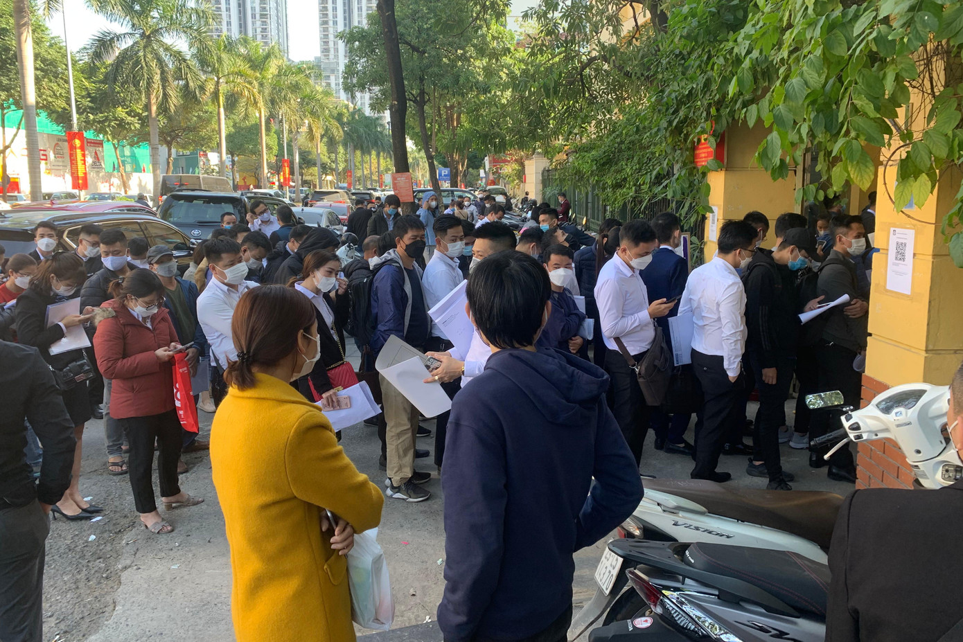 &quot;Mặc dù điểm đăng ký đông đúc nhưng tôi sẵn sàng xếp hàng chờ đến lượt, tôi rất phấn khởi khi được giảm 50% lệ phí trước bạ&quot;, anh Minh (huyện Thanh Trì, Hà Nội) chia sẻ.