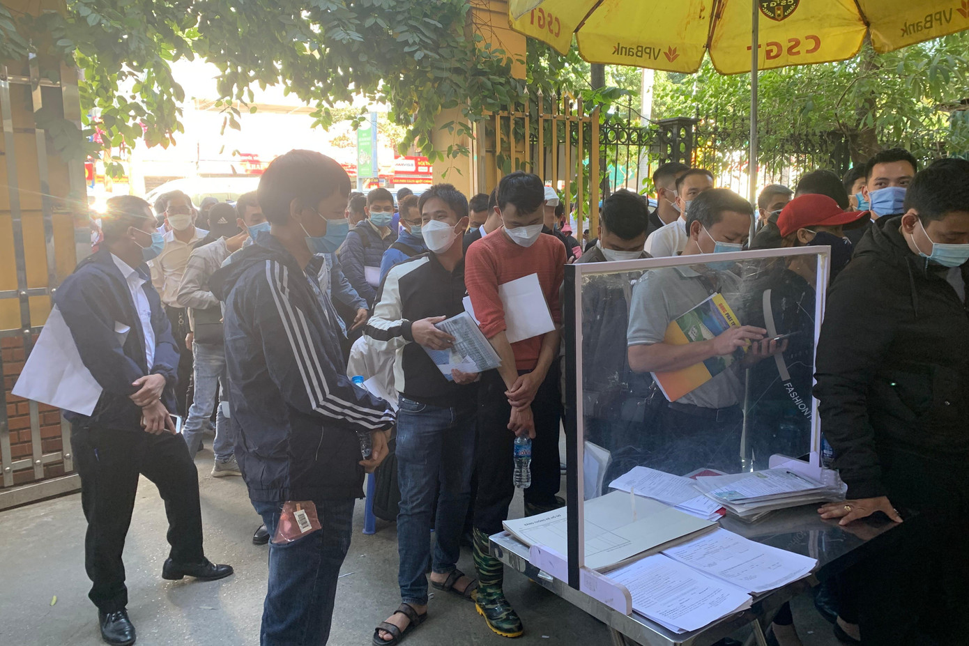 Bên trong sân điểm đăng ký ken đặc người.