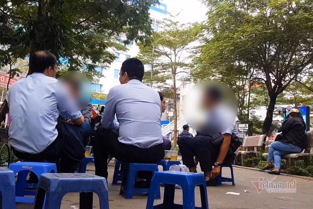 Có đến 4 quán trà đá trong vườn hoa Thủy Lợi (Trung Liệt, Đống Đa)