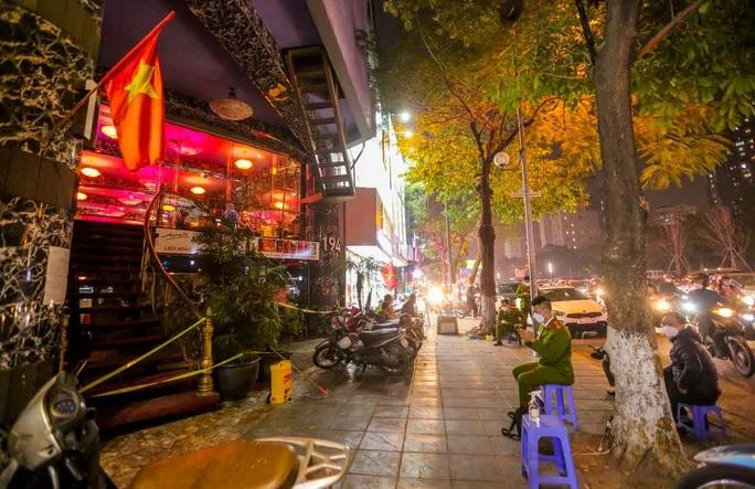 Lực lượng chức năng căng đây, khoanh vùng nhằm đảm bảo cho công tác lấy mẫu xét nghiệm cho những người liên quan đến 4 ca dương tính SARS-CoV-2