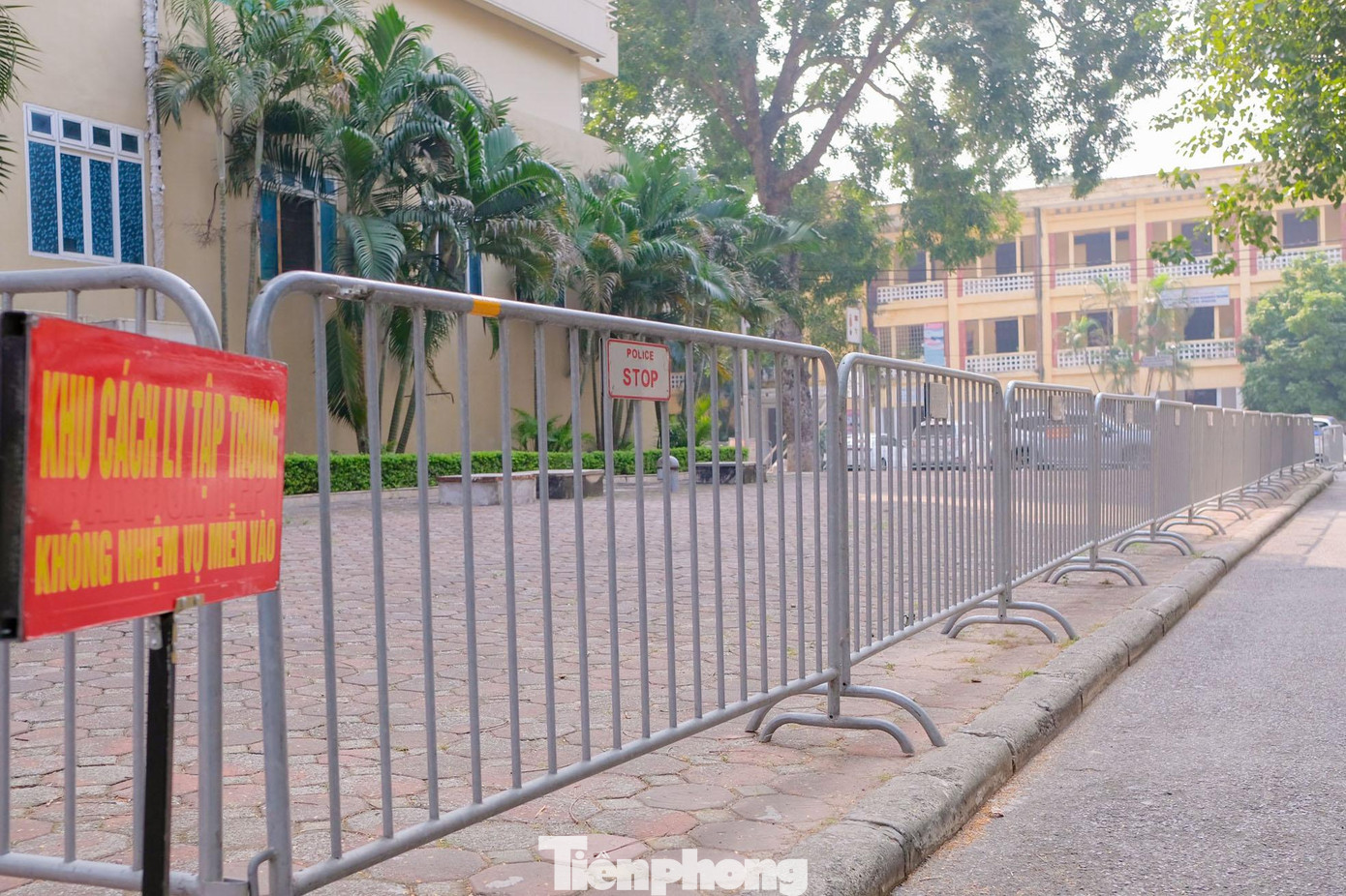 Hàng rào barie được dựng bên ngoài khu điều trị F0.