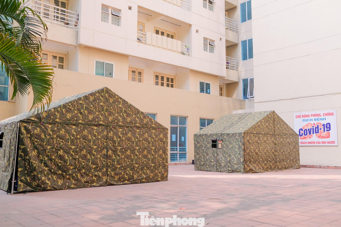 Ngoài ra, các đơn vị chức năng đã cử 11 cán bộ y tế tham gia chăm sóc, điều trị bệnh nhân ở cơ sở thu dung. Tuy nhiên, để có thể vận hành cả cơ sở thu dung này thì cần một lực lượng lên đến 40 - 50 người vì liên quan công tác hậu cần, an ninh. Do đó, ngoài lực lượng y tế còn có cả công an, quân đội, dân phòng tham gia.