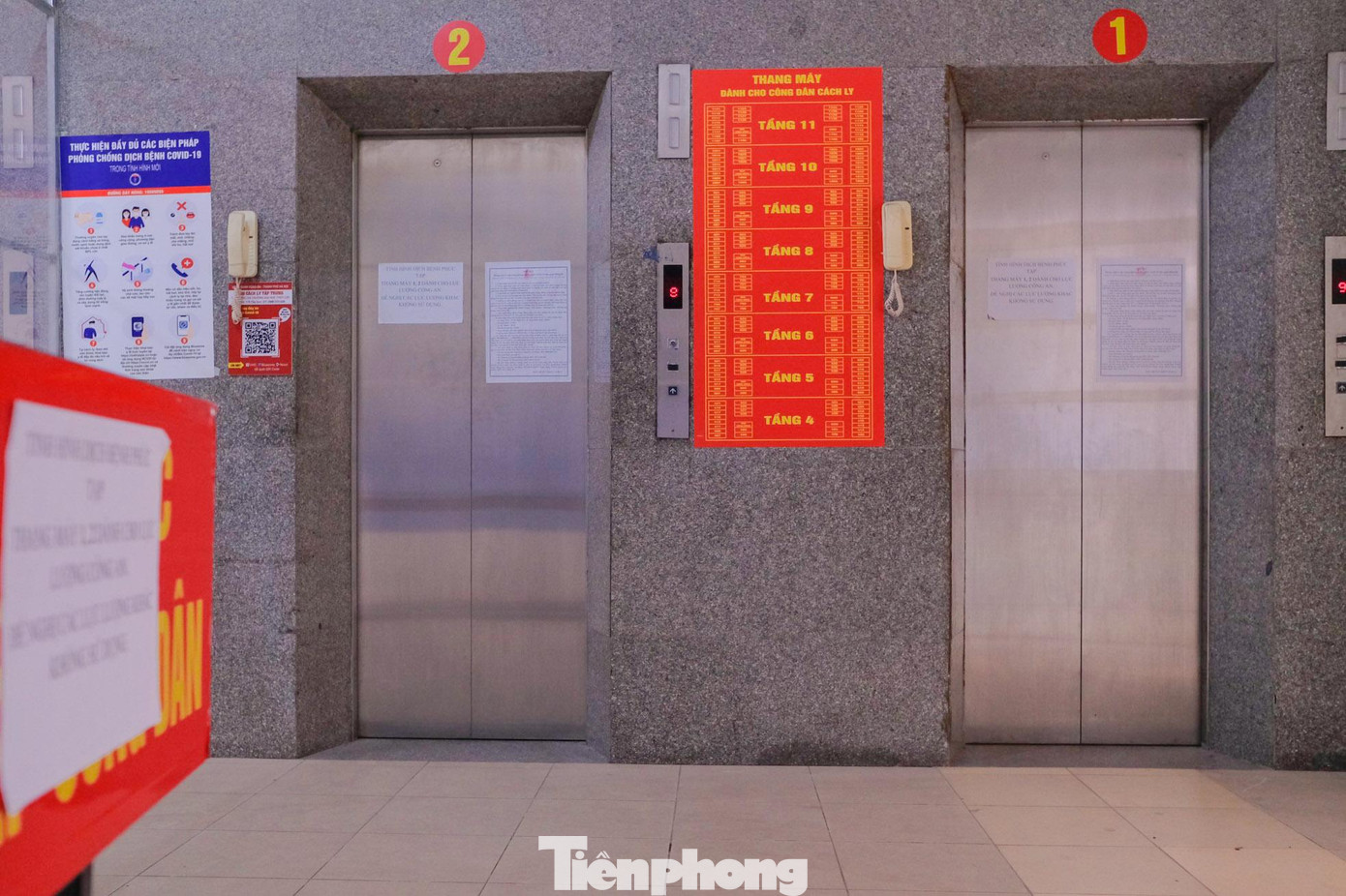 Khu vực thang máy có chỉ dẫn cho từng tầng.