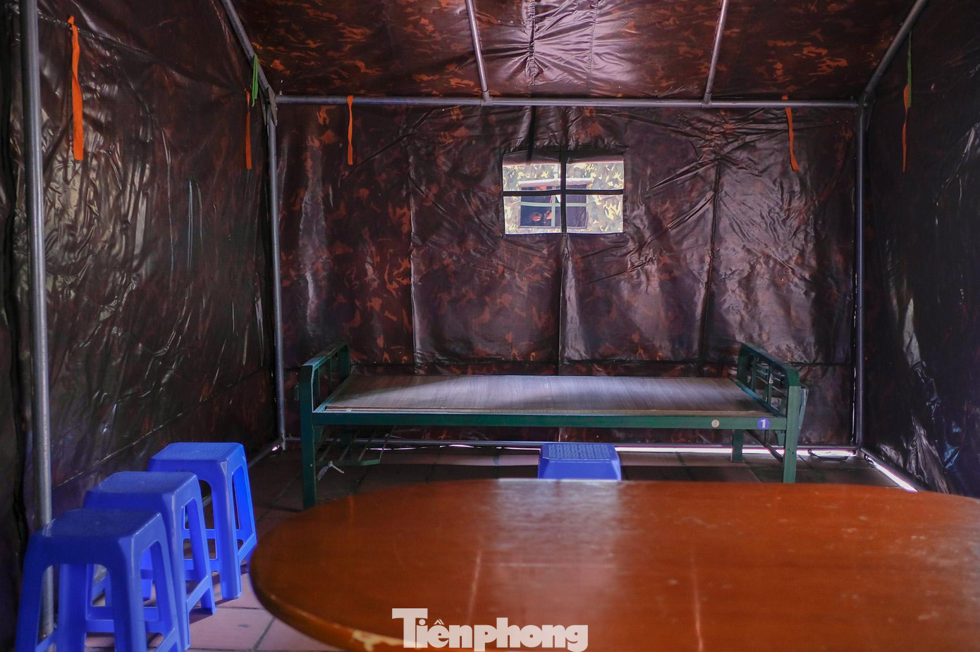 Ghi nhận của PV, trong ngày hôm nay (14/12), lực lượng chức năng quận Đống Đa đã cử nhiều cán bộ, chiến sĩ tích cực dựng lều, dọn dẹp lại toàn bộ khu KTX ĐH Thủy Lợi để đón F0 đến điều trị.