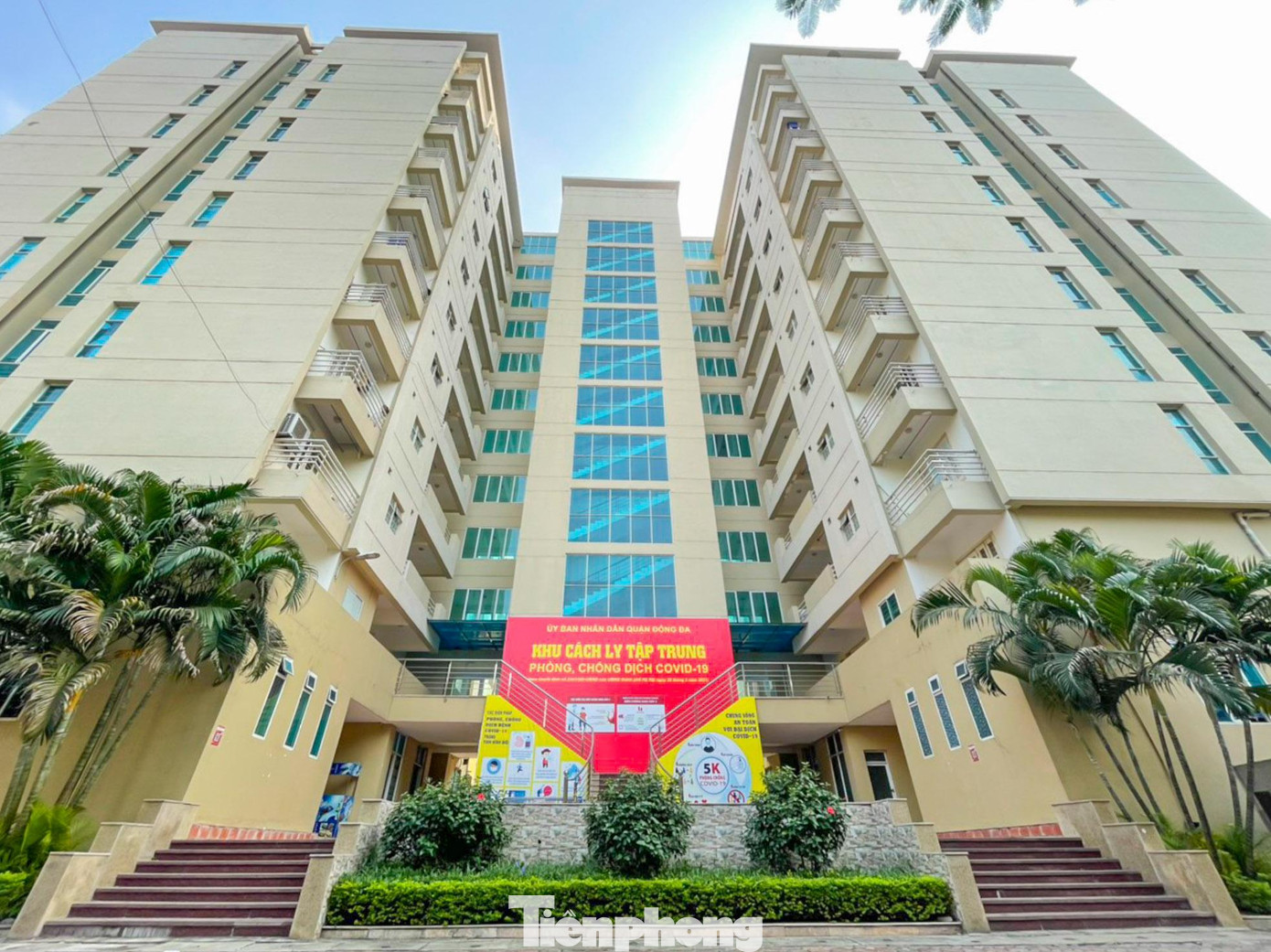 Để ứng phó với số ca F0 tăng nhanh, quận Đống Đa (Hà Nội) đưa vào hoạt động cơ sở thu dung điều trị bệnh nhân COVID-19 nhẹ với 600 giường. Cơ sở thu dung này được đặt tại khu ký túc xá của trường Đại học Thủy Lợi. Đây sẽ là nơi điều trị cho các bệnh nhân COVID-19 nhẹ/không triệu chứng không đủ điều kiện điều trị tại nhà.