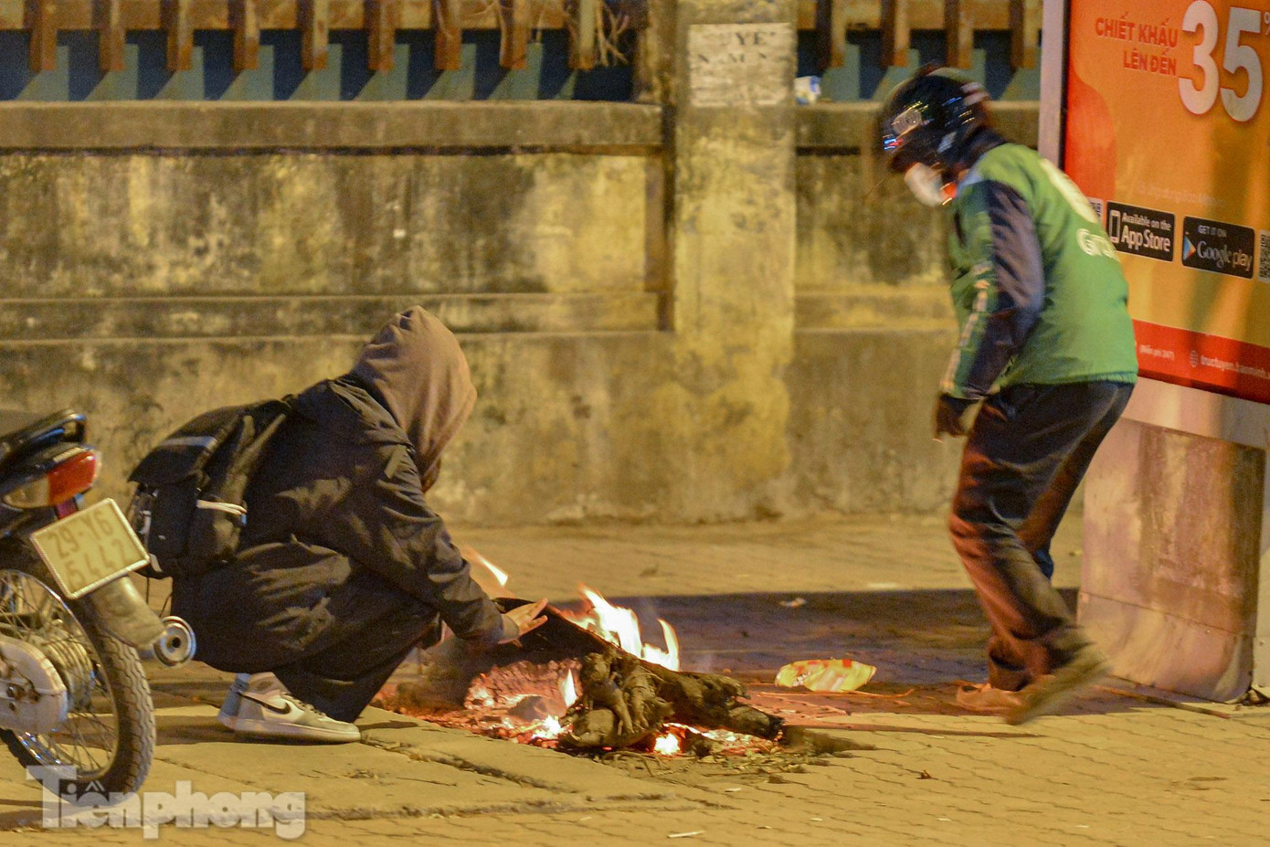 Với nguyên liệu là ít củi khô ven đường dễ kiếm, người lao động trên phố đốt một đống lửa để sưởi ấm trong cái lạnh tê tái của đêm Hà Nội.