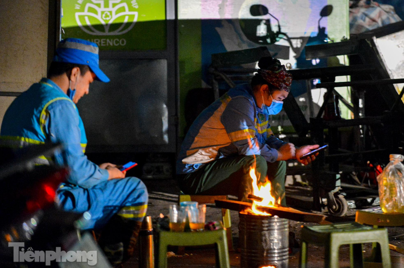 Trên nhiều tuyến phố ở Hà Nội như Hoàng Cầu, Giải Phóng, Yên Phụ, Hào Nam... người ta bắt gặp những đống lửa lớn ngay trên vỉa hè để sưởi ấm.