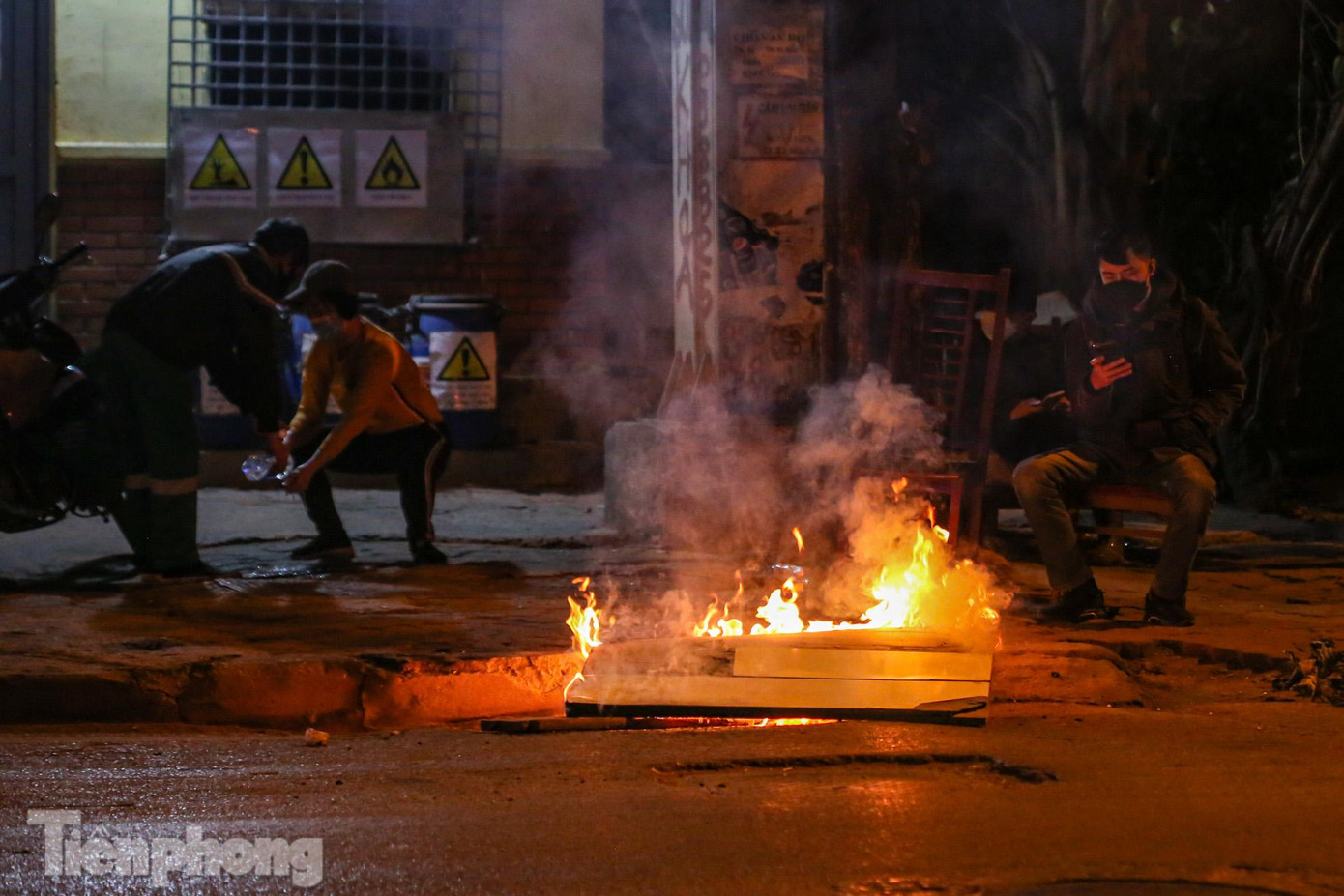 Đợt không khí lạnh cường độ mạnh nhất từ đầu mùa Đông năm nay đang ảnh hưởng đến thời tiết ở Hà Nội. Đêm ngày 27-28/12, nền nhiệt độ ở Hà Nội được ghi nhận chỉ còn khoảng 11 độ C. Đây là ngưỡng rét đậm. Nhiều người dân khi phải ra đường vào buổi tối có thể cảm nhận được những cơn gió lạnh cắt da cắt thịt.