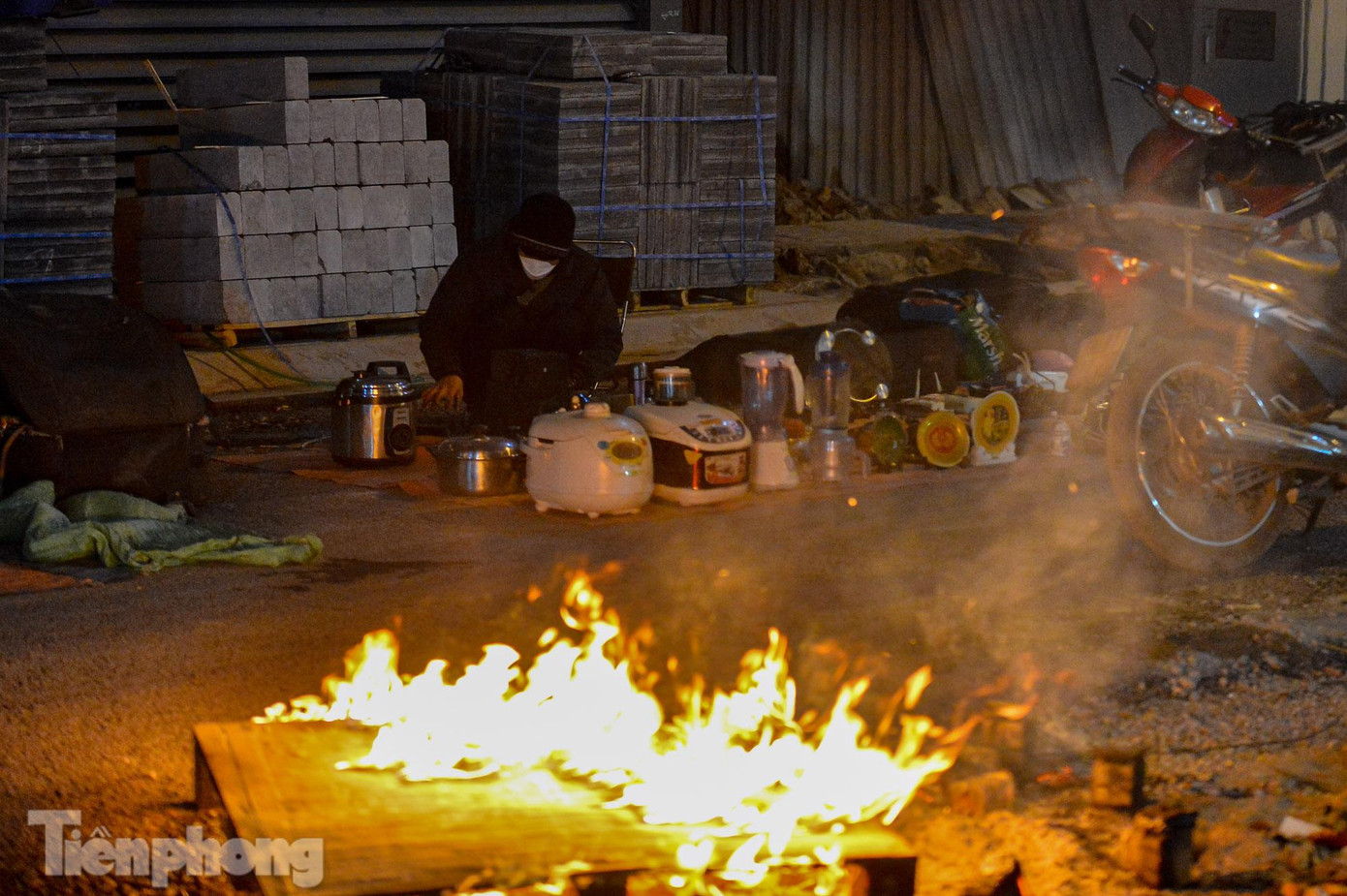 Trời rét đậm, thời tiết lạnh giá ảnh hưởng không nhỏ đến cuộc sống mưu sinh của người dân.