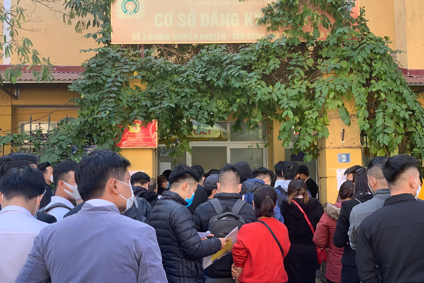 Ghi nhận tại điểm số 2 đường Nguyễn Khuyến (quận Hà Đông, Hà Nội) trong ngày 2/12, hàng trăm người đến xếp hàng, chờ hàng tiếng đồng hồ.