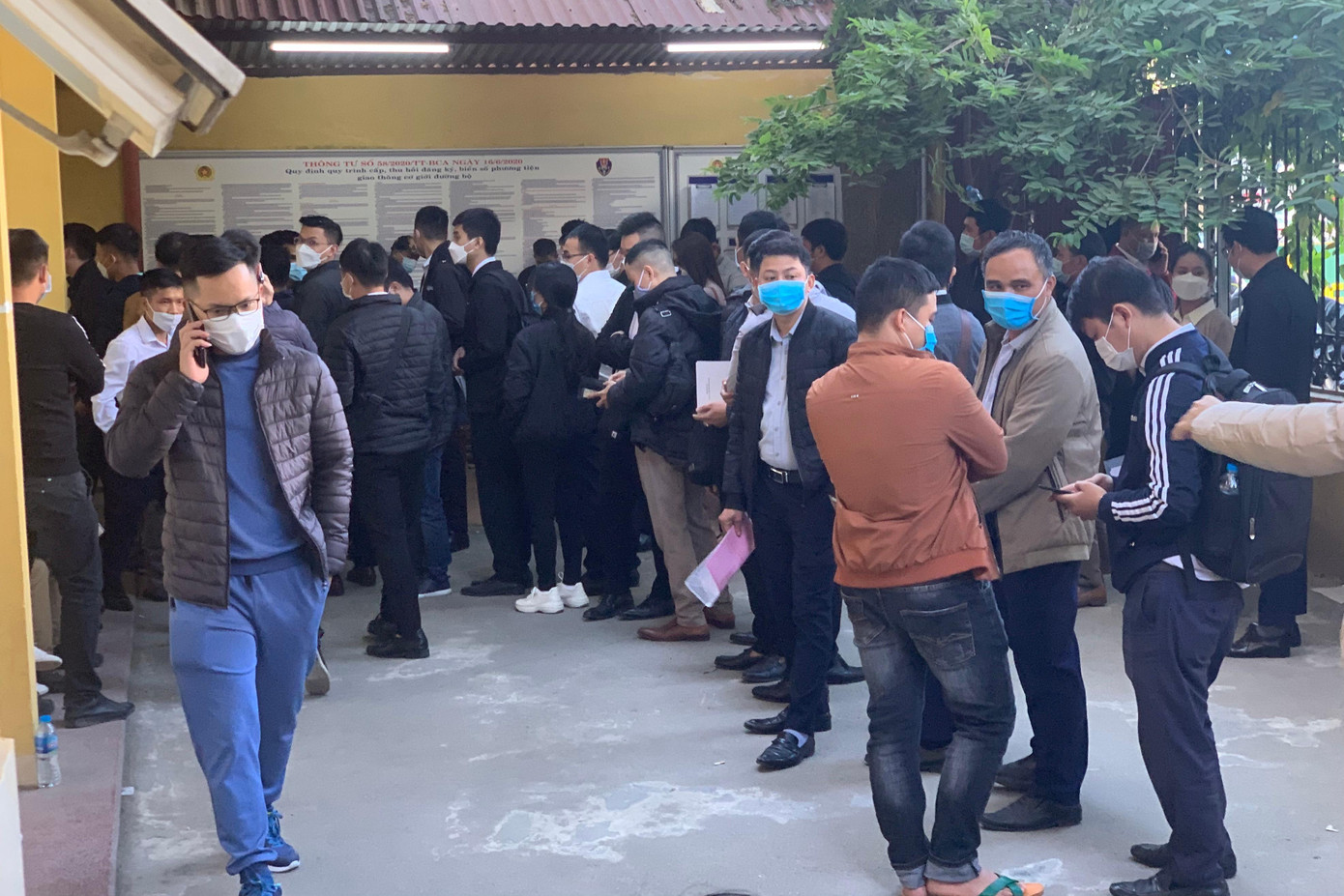 Mặc dù người dân xếp hàng theo thứ tự chờ đến lượt, tuy nhiên không đảm bảo giãn cách tiềm ẩn nguy cơ lây lan dịch bệnh COVID-19 đang diễn biến phức tạp.