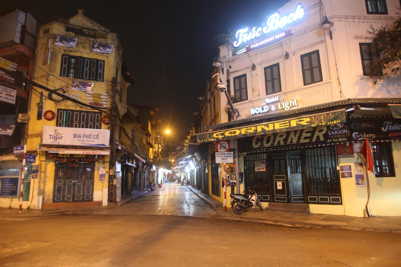 Phố Tạ Hiện đóng cửa then cài.