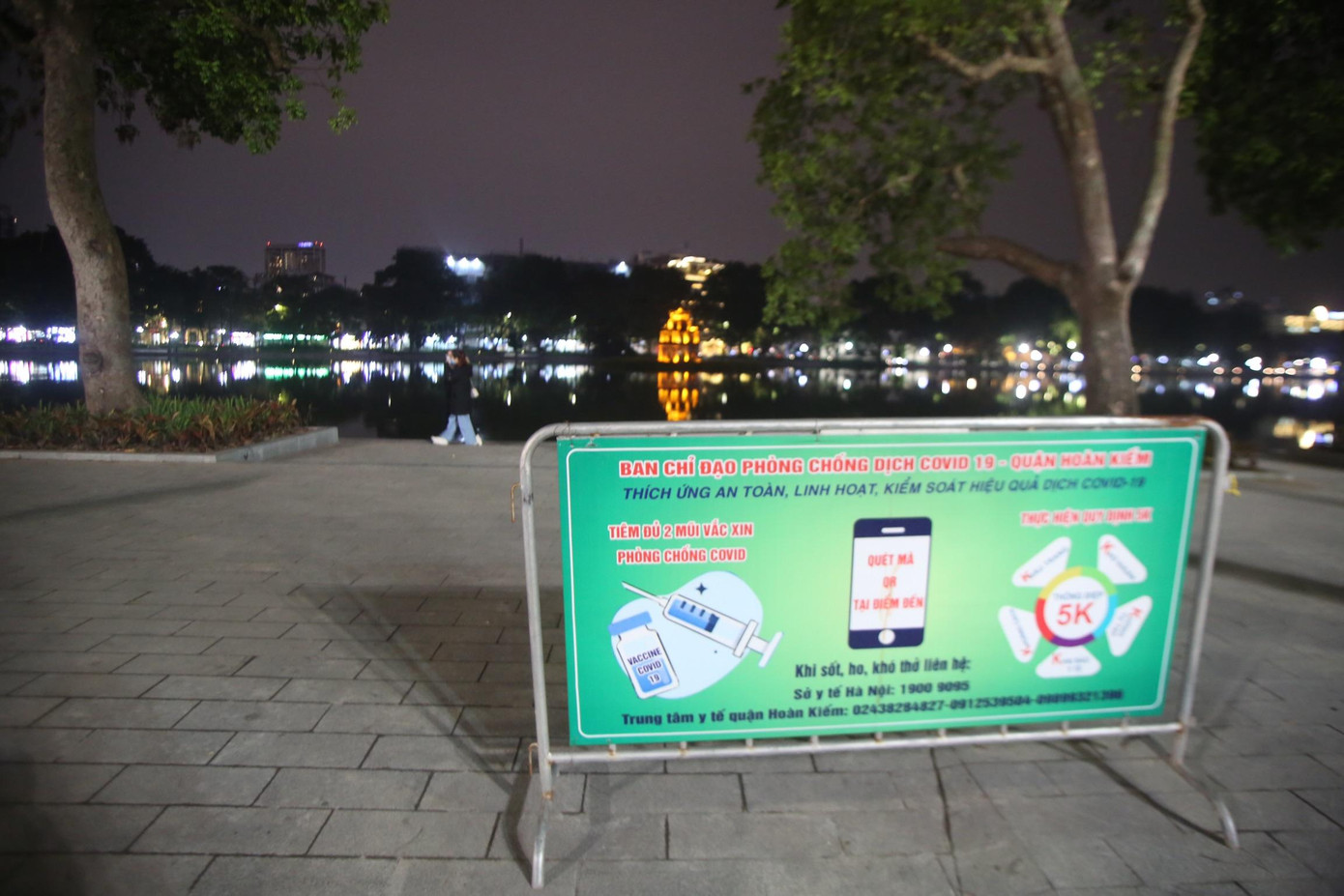 Thông điệp trên các barie được đặt xung quanh Hồ Gươm.