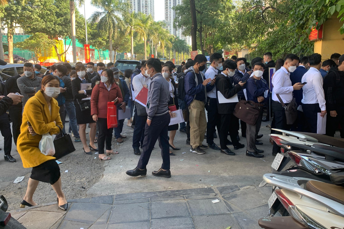 Người dân đến đăng ký tăng gấp 2-3 lần so với các ngày trước đó.