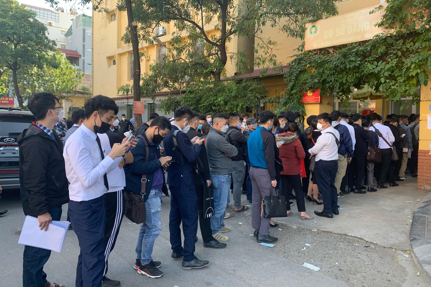 Bắt đầu từ ngày 1/12, với việc lệ phí trước bạ cho ô tô sản xuất, lắp ráp trong nước được giảm 50%, các điểm đăng ký ô tô mới của Phòng Cảnh sát giao thông, Công an TP Hà Nội tăng đáng kể. Ngày thứ 2, số lượng người đến đăng ký vẫn khá đông.