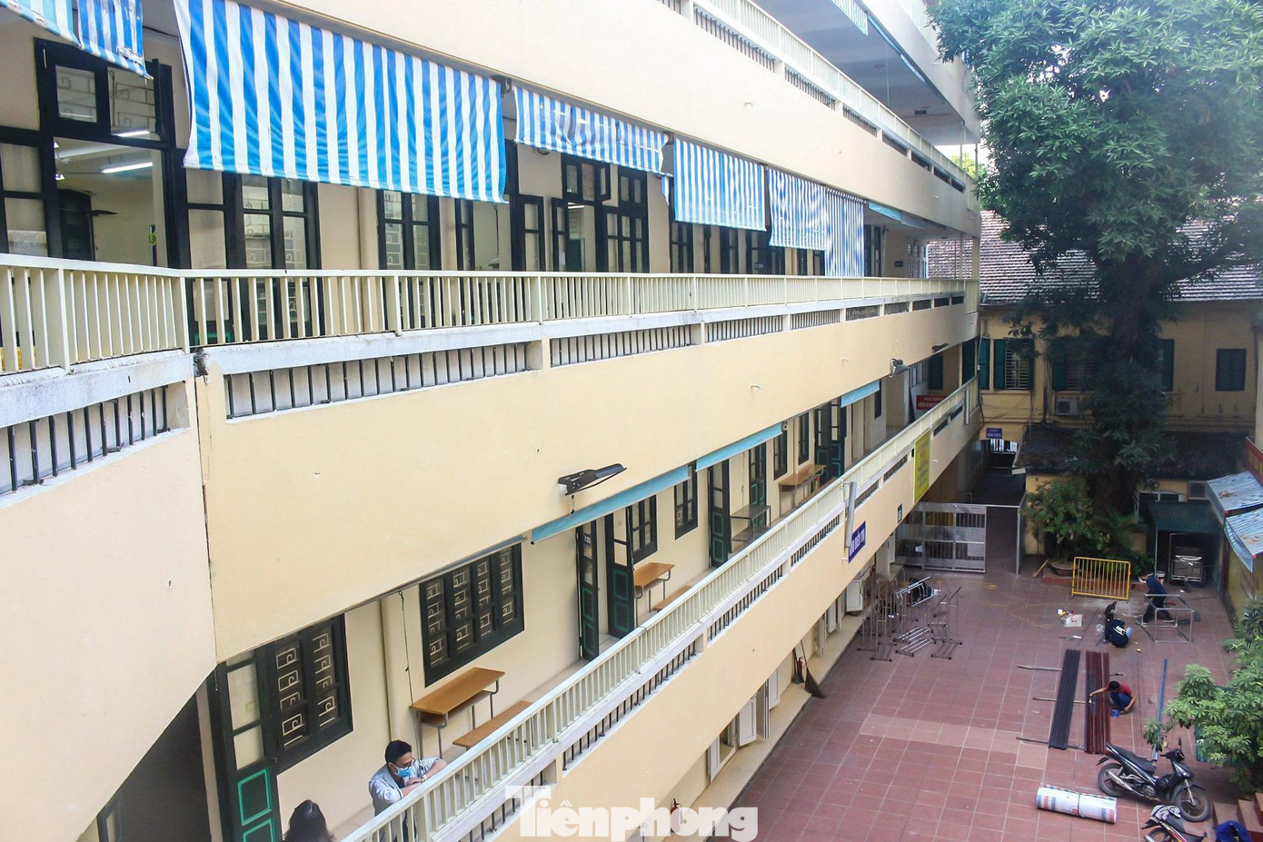 Tại quận Hoàn Kiếm, trạm y tế lưu động thứ 3 của quận được thành lập tại Trung tâm giáo dục từ xa Nguyễn Văn Tố và trường tiểu học Quang Trung (địa chỉ số 9 phố Hai Bà Trưng). Trước đó, quận đã lập 2 trạm y tế lưu động tại phố Đồng Xuân và Hàng Thiếc để điều trị F0 Tại quận Hoàn Kiếm, trạm y tế lưu động thứ 3 của quận được thành lập tại Trung tâm giáo dục từ xa Nguyễn Văn Tố và trường tiểu học Quang Trung (địa chỉ số 9 phố Hai Bà Trưng). Trước đó, quận đã lập 2 trạm y tế lưu động tại phố Đồng Xuân và Hàng Thiếc để điều trị F0