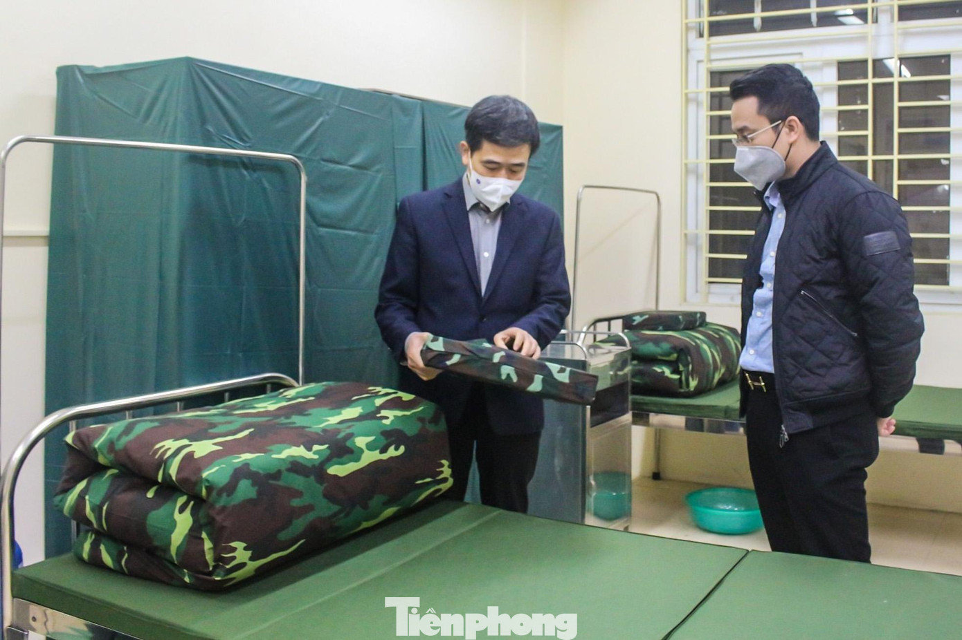 Ông Nguyễn Quốc Hoàn - phó Chủ tịch UBND quận Hoàn Kiếm cho biết: "Đây là trạm y tế lưu động thứ 3 trên địa bàn quận. Trong thời gian tới, quận sẽ rà soát và dự kiến thành lập thêm 35 trạm y tế lưu động khác". Ông Nguyễn Quốc Hoàn - phó Chủ tịch UBND quận Hoàn Kiếm cho biết: "Đây là trạm y tế lưu động thứ 3 trên địa bàn quận. Trong thời gian tới, quận sẽ rà soát và dự kiến thành lập thêm 35 trạm y tế lưu động khác".