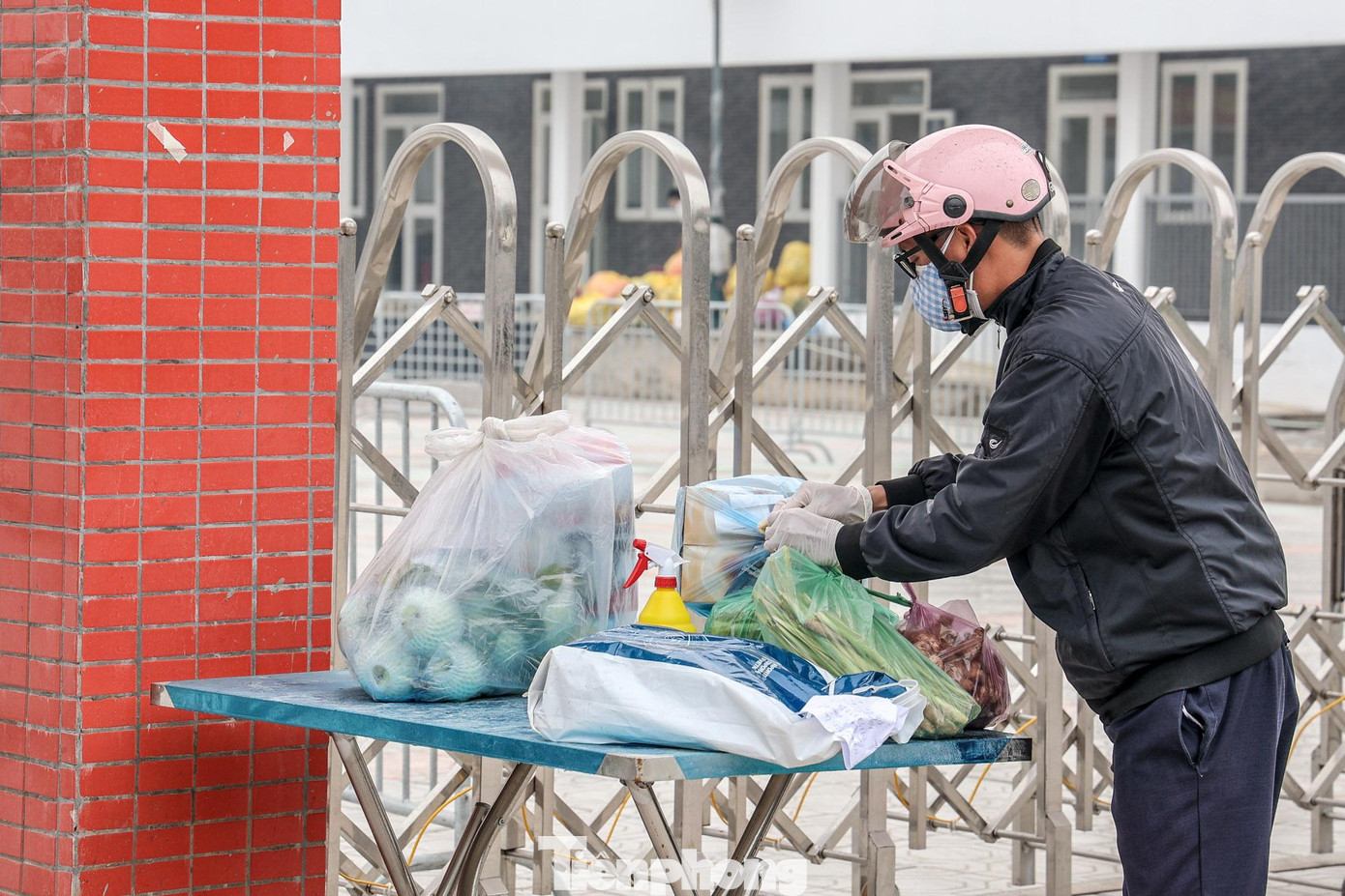 Người thân gửi đồ dùng thiết yếu ngoài cổng cho bệnh nhân F0 nhẹ đang được điều trị bên trong cơ sở. Người thân gửi đồ dùng thiết yếu ngoài cổng cho bệnh nhân F0 nhẹ đang được điều trị bên trong cơ sở.