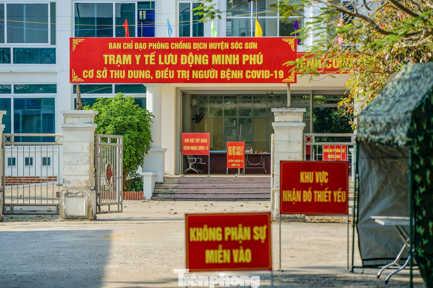 Tại huyện Sóc Sơn, Phòng khám đa khoa Minh Phú được bố trí làm trạm y tế lưu động điều trị COVID-19 nhẹ. Tại huyện Sóc Sơn, Phòng khám đa khoa Minh Phú được bố trí làm trạm y tế lưu động điều trị COVID-19 nhẹ.