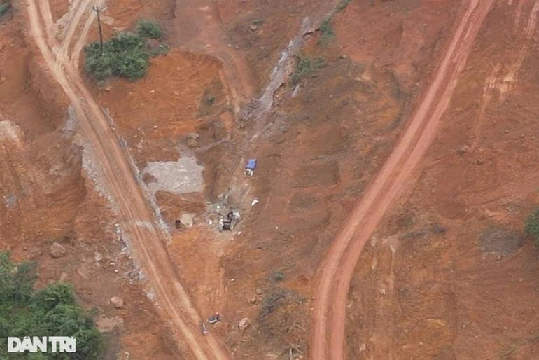 Theo tìm hiểu của PV, khu vực các đối tượng khai thác trộm là mỏ khoáng sản được UBND tỉnh Quảng Bình cấp giấy phép khai thác quặng sắt cho một công ty trên địa bàn vào năm 2010 với diện tích hơn 7 ha (Ảnh: Nhật Anh).