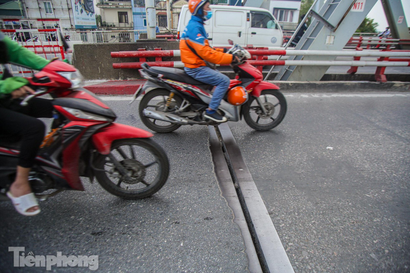 Các khe giãn cách bị nứt rộng khiến phần đường chỗ cao chỗ thấp.