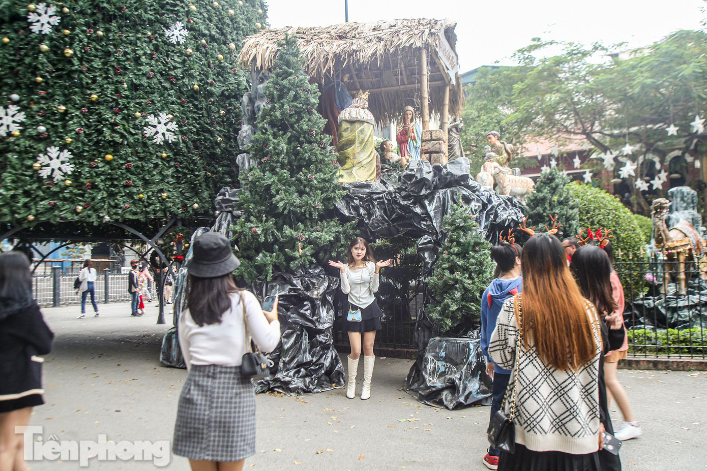 Do tình hình COVID-19, mặc dù không tổ chức lễ nhưng nhiều người dân Thủ đô vẫn tới vui chơi, chụp ảnh.
