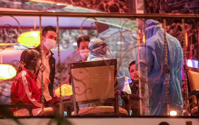 Trong quán có hơn 100 người bị yêu cầu ở lại để chờ kết quả xét nghiệm PCR