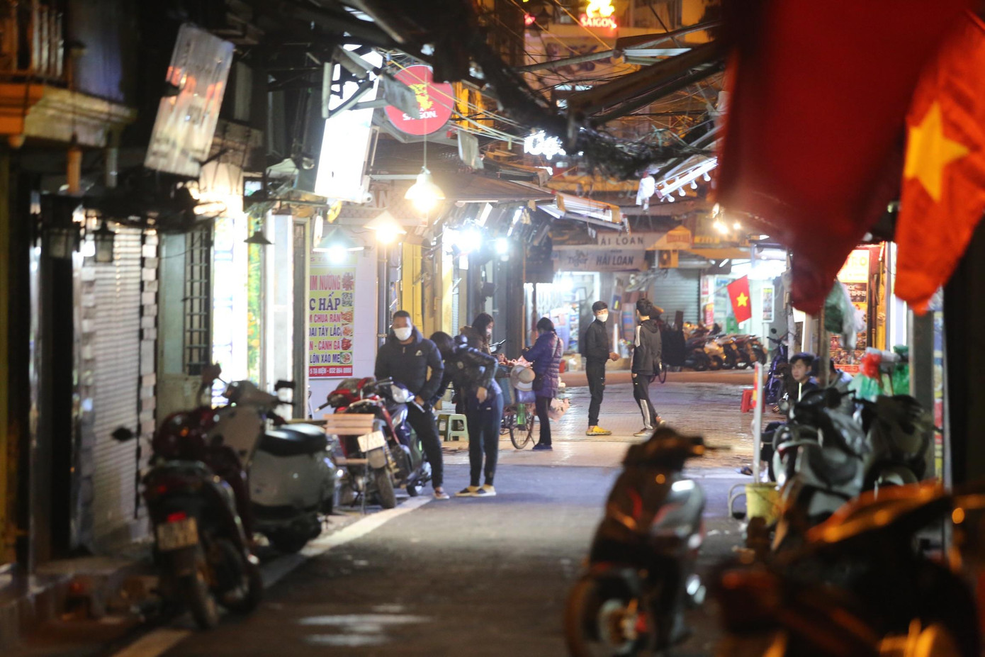 Lác đác vài hàng quán cố mở bán theo hình thức đem về.