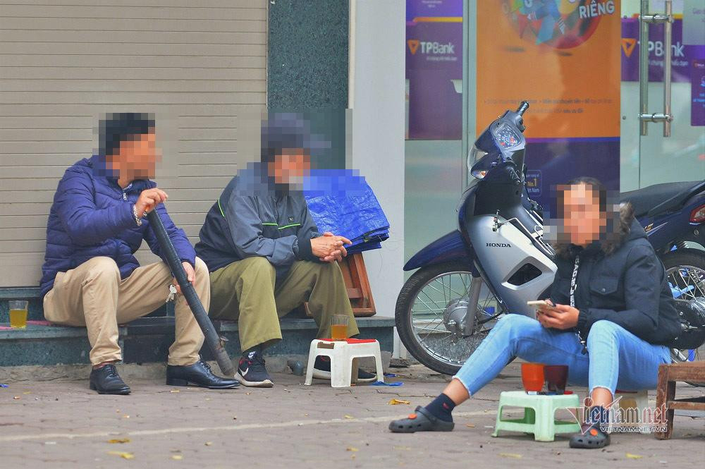 Quán trà đá ngay trước cửa số nhà 146 Hào Nam (Ô Chợ Dừa, Đống Đa) Quán trà đá ngay trước cửa số nhà 146 Hào Nam (Ô Chợ Dừa, Đống Đa)