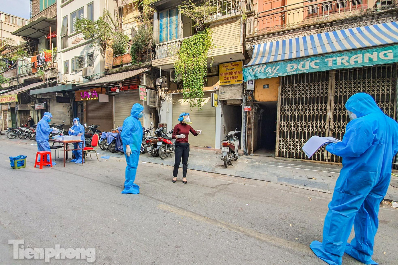 Cán bộ y tế lập danh sách và theo định kỳ 1 ngày 2 lần, các trường hợp F0 này đều được thăm khám, kiểm tra sức khỏe, sau đó gửi báo cáo về Ban Chỉ đạo phòng chống dịch COVID-19 của địa phương.