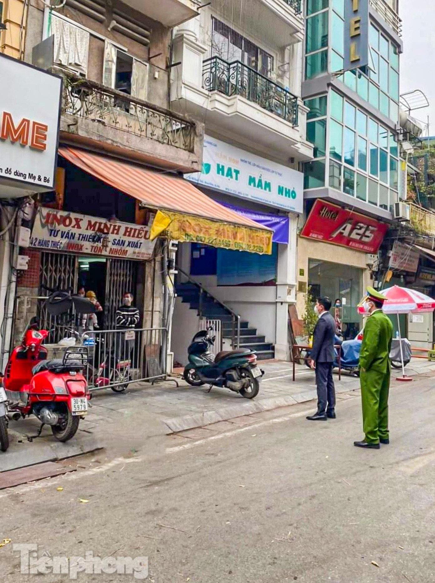 Lực lượng chức năng phường Hàng Gai kiểm tra, hỏi thăm trường hợp F0 không có triệu chứng đang điều trị tại nhà.