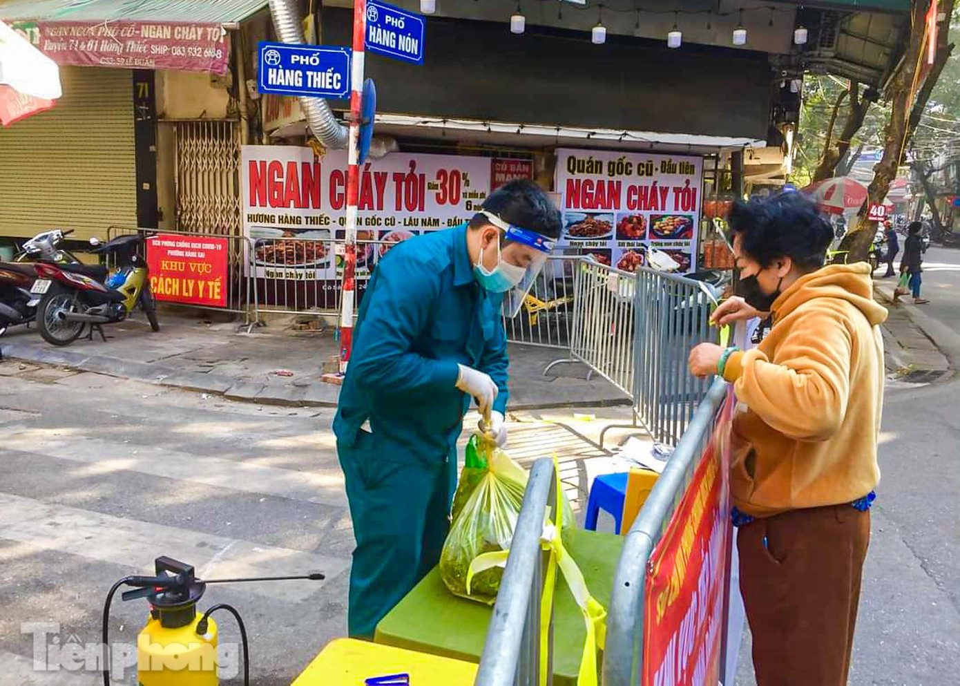 Địa điểm nhận, gửi tặng tại ngã ba Hàng Nón, Hàng Thiếc (phường Hàng Gai, quận Hoàn Kiếm, Hà Nội).