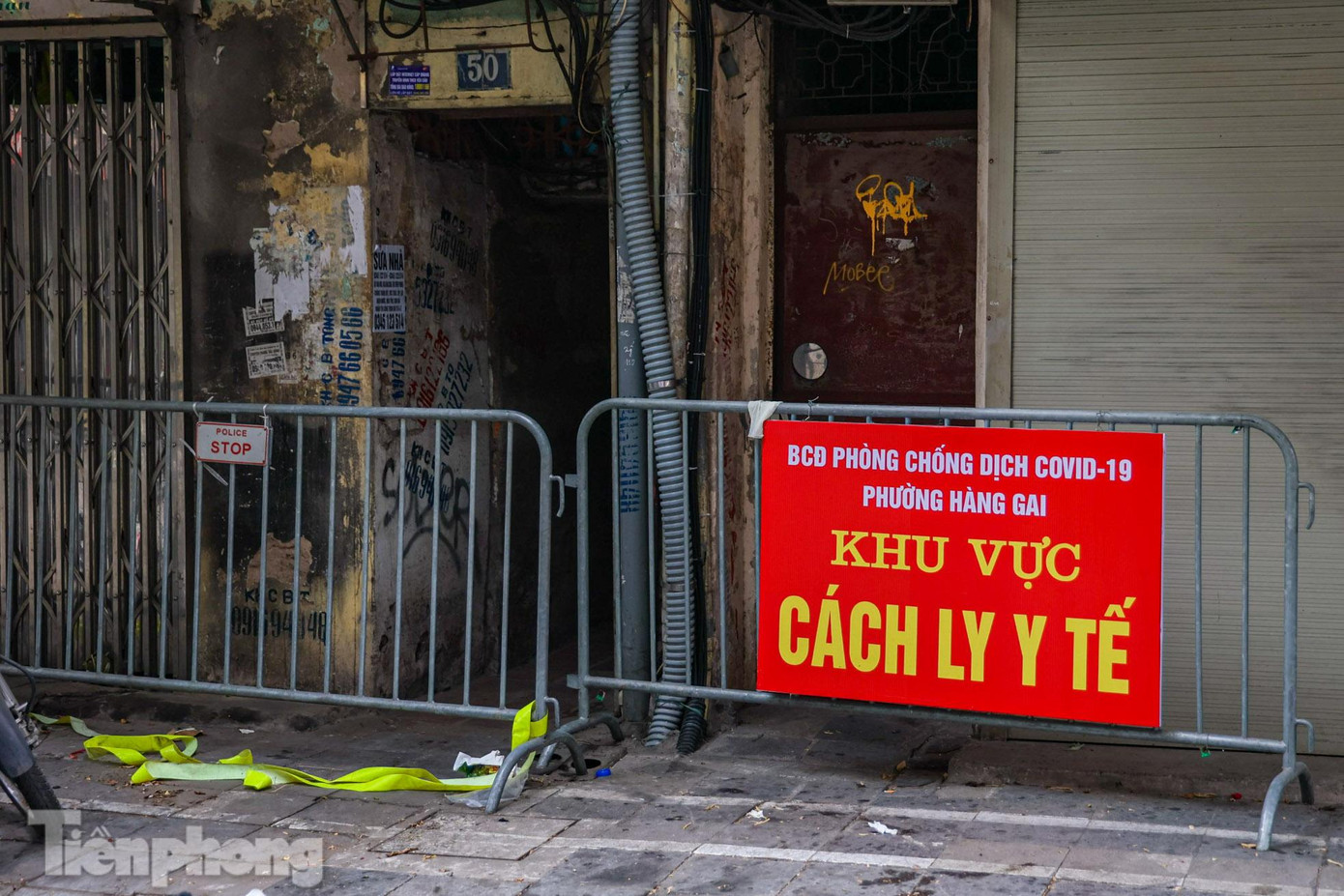 Một khu vực đông hộ gia đình sinh sống trên phố Hàng Thiếc đang được cách ly y tế.