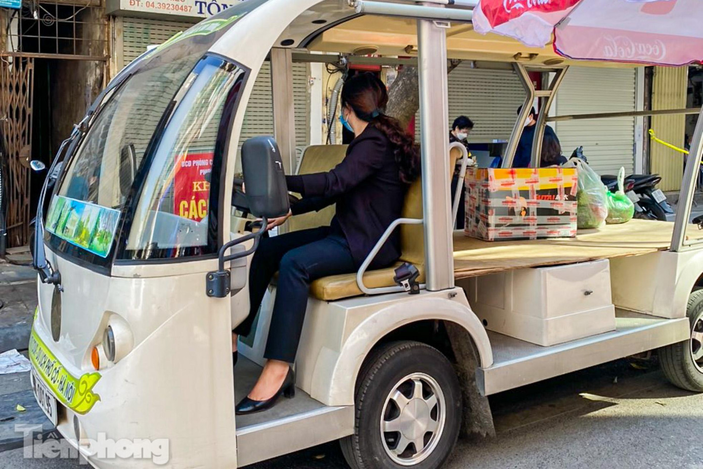 Ngoài ra, tổ cung ứng phường Hàng Gai dùng xe điện để chuyển lương thực, thực phẩm đến từng hộ gia đình trong khu cách ly y tế.