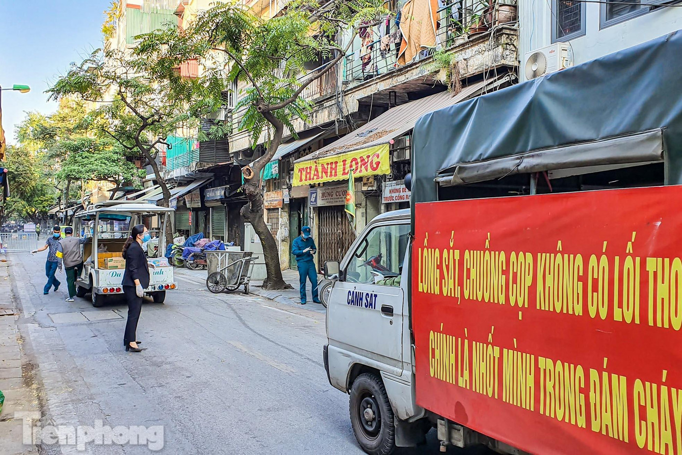 Tại phố Hàng Thiếc, ngoài những trường hợp điều trị tại nhà, nhiều người đã được đưa đi cách ly tập trung, trong đó có cả người cao tuổi.