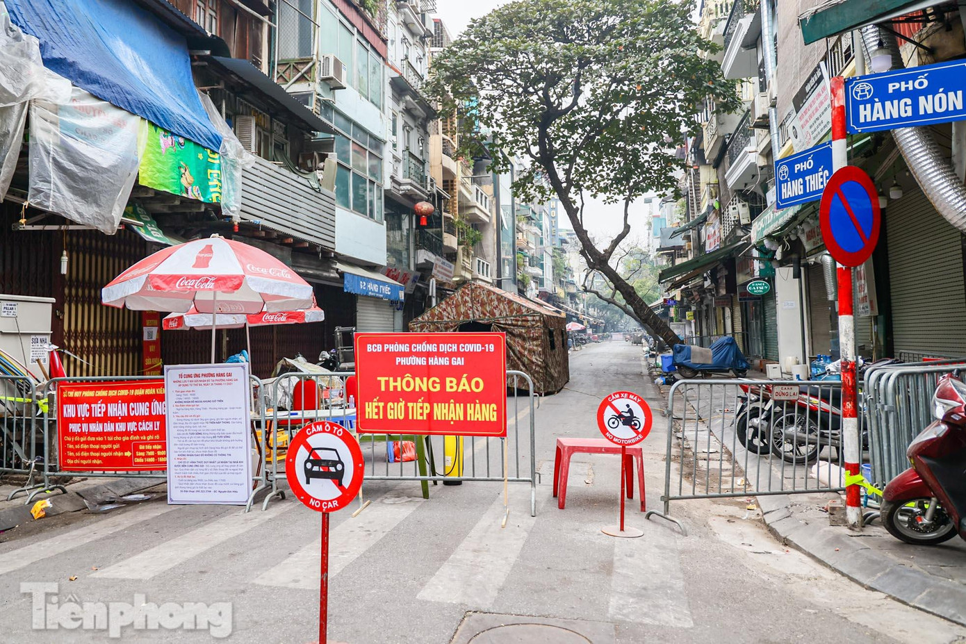 Lãnh đạo phường Hàng Gai cho biết, ngay sau khi phát hiện nhiều trường hợp nhiễm COVID-19, lực lượng chức năng đã tiến hành rào chắn, cách ly y tế toàn bộ phố Hàng Thiếc từ ngày 1/12. Đối với những trường hợp F0 không có triệu chứng hoặc triệu chứng nhẹ mà gia đình đủ điều kiện cách ly tại nhà theo quy định của Bộ Y tế, chính quyền cho phép cách ly, điều trị tại nhà.