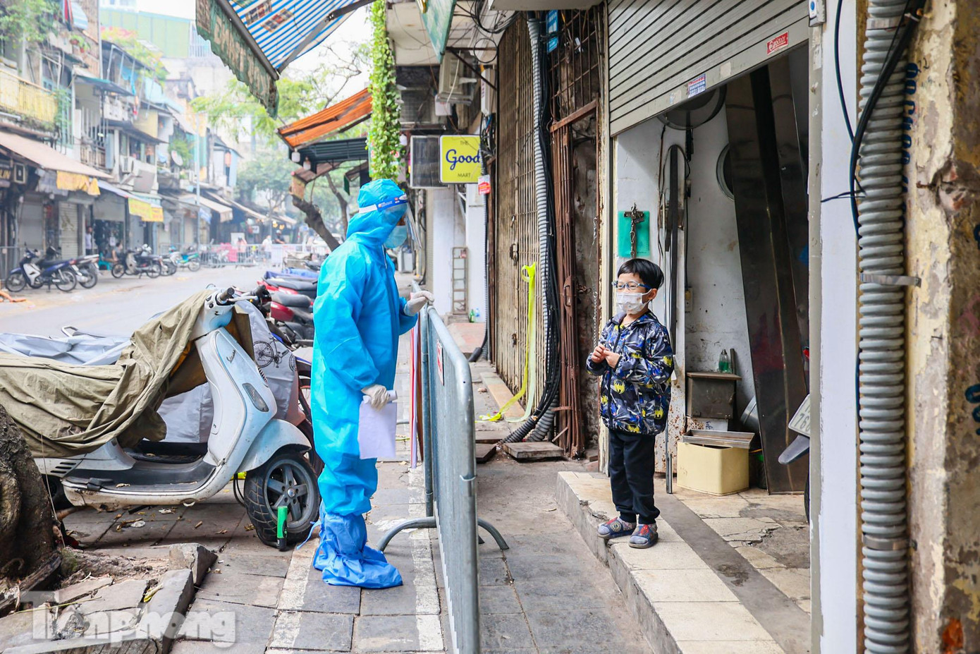 Cán bộ y tế hỏi thăm trường F0 nhỏ tuổi, đang được cách ly, điều trị y tế tại nhà.