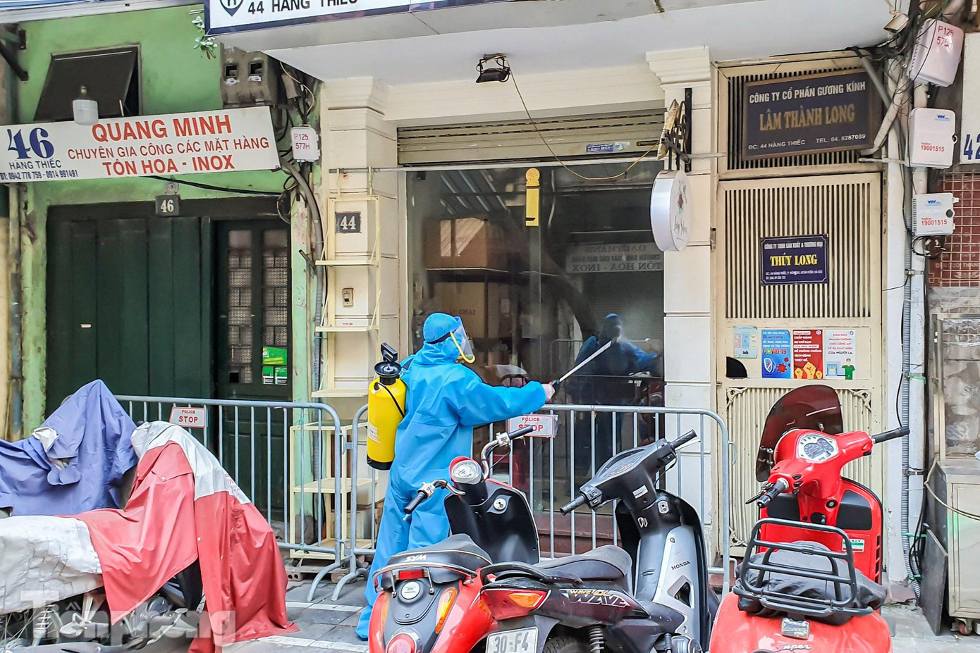 Nhân viên y tế phun khử khuẩn tại các hộ gia đình trên phố Hàng Thiếc, đặc biệt những hộ gia đình mật độ cao, vệ sinh chung.