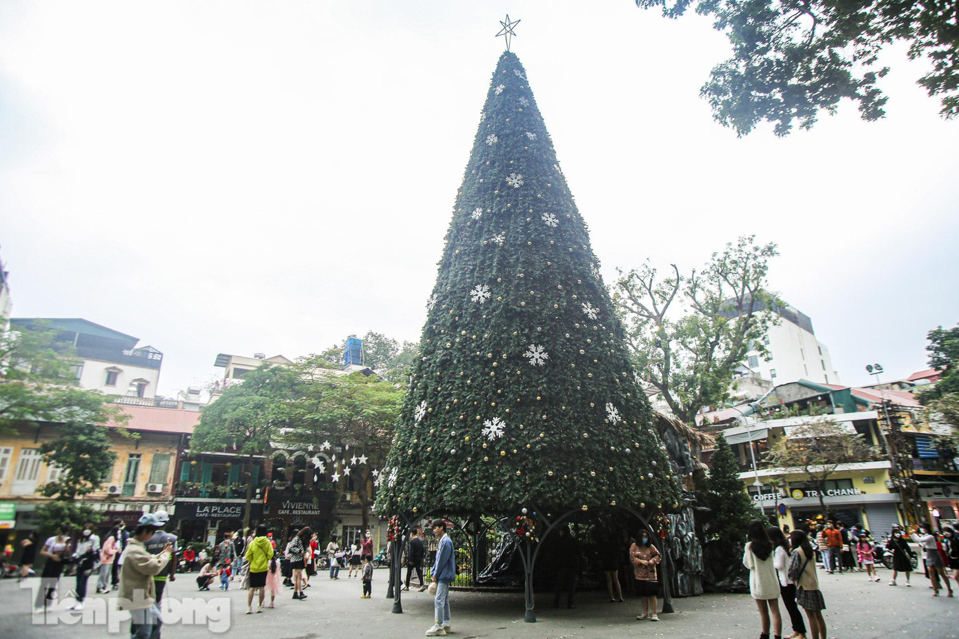 Cây thông khổng lồ cao gần 10m với những tiểu cảnh được đặt tại sân chính Nhà thờ Lớn.
