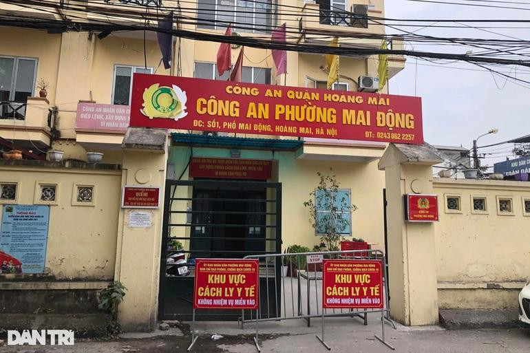 Trụ sở Công an phường Mai Động bị phong tỏa tạm thời do có 4 cán bộ công an phường dương tính với SARS-CoV-2 (Ảnh: Trần Thanh). Trụ sở Công an phường Mai Động bị phong tỏa tạm thời do có 4 cán bộ công an phường dương tính với SARS-CoV-2 (Ảnh: Trần Thanh).