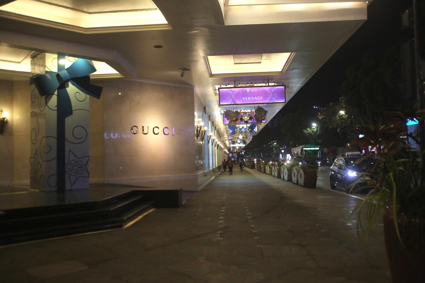 Vỉa hè phố Hàng Bài trống vắng.