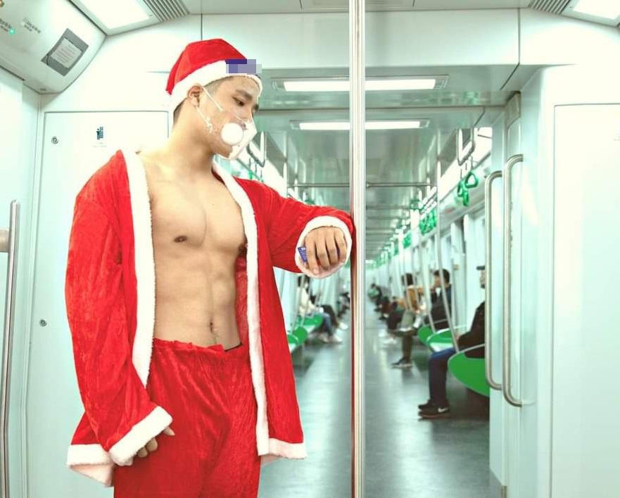 Nhóm thanh niên cởi trần, tạo dáng chụp ảnh trên tàu để quảng cáo cho một chuỗi cửa hàng. Ảnh: V.N., T.T. Nhóm thanh niên cởi trần, tạo dáng chụp ảnh trên tàu để quảng cáo cho một chuỗi cửa hàng. Ảnh: V.N., T.T.